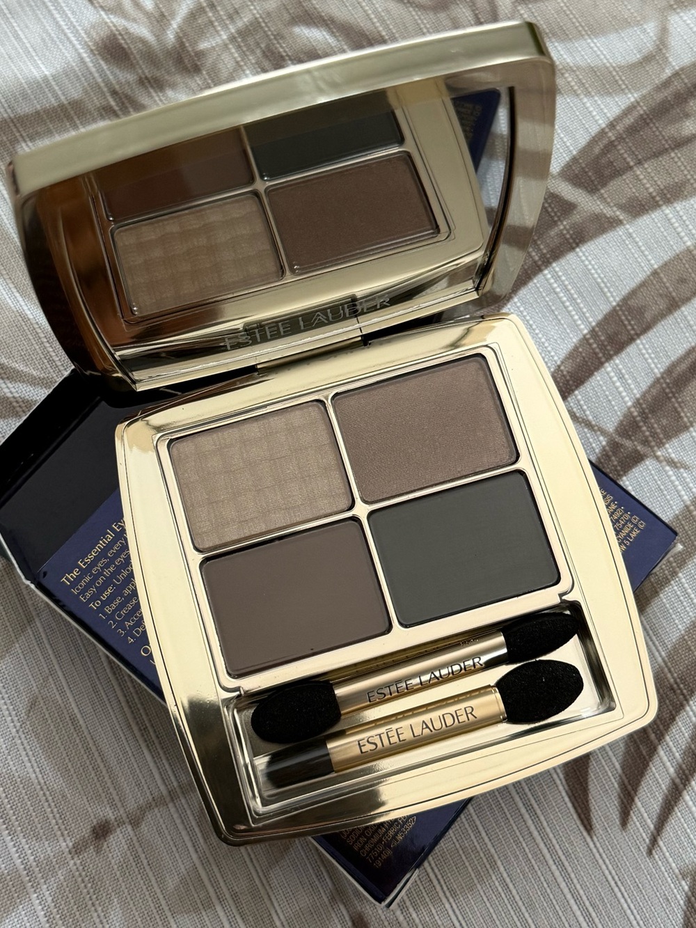 Estee Lauder Navy & Gold Eyeshadow Quad Packaging - Picture 2 of 3